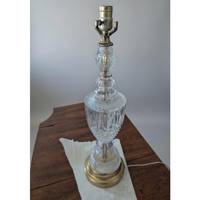 Hollywood Regency Vintage Laurel Lamp Co. Crystal Urn Table Lamp - Mid-Century Hollywood Regency For Sale - Image 3 of 7