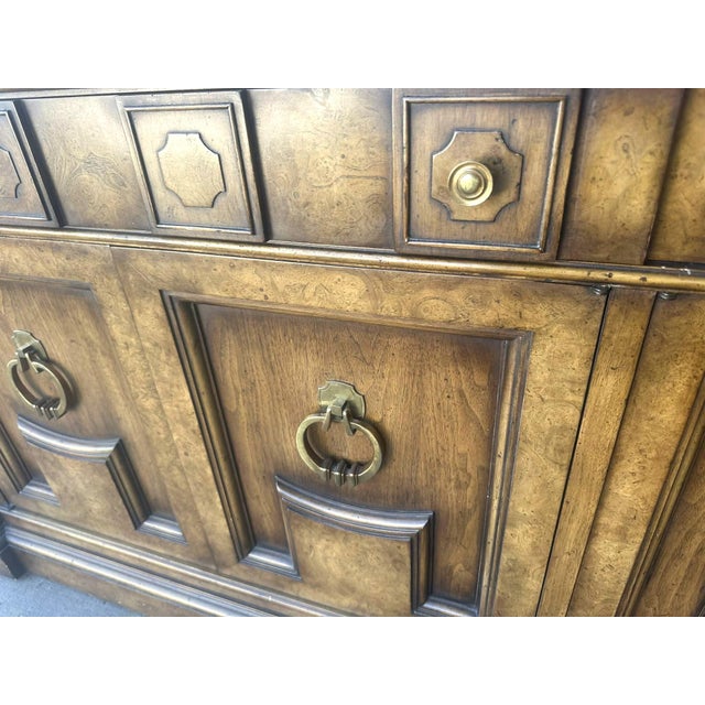 Mid 20th Century William Doezema for Mastercraft Attributed Hollywood Regency Neoclassical Sideboard - Walnut and Burlwood 80" X 20" X 31" - Circa Early 1960s For Sale - Image 5 of 10