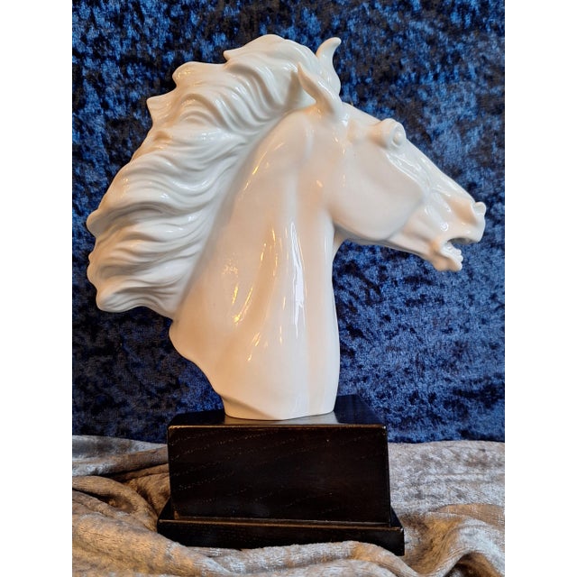 1970s Horse Head Sculpture in White Glazed Porcelain on Black Base by Erich Oehme for Meissen, 1970s For Sale - Image 5 of 7