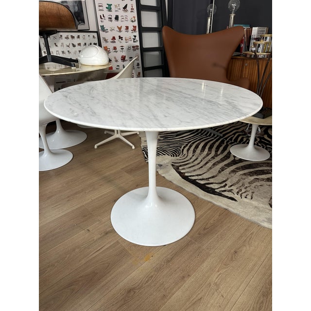 Beautiful Eero Saarinen table for Knoll International. Very good condition. Carrara marble top, 91cm in diameter. Item...