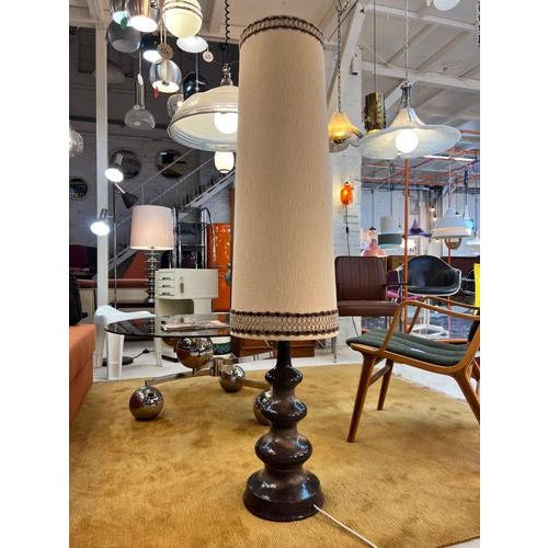 This floor lamp from eea leuchten is an impressive example of west german pottery craftsmanship, bringing authentic...