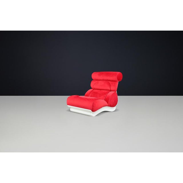 Mid-Century Modern Sculptural Wave Lounge Chair in Original Red Velour with White Molded Base by Joe Colombo, 1970 For Sale - Image 3 of 10