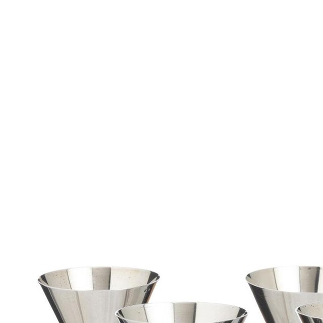 Silver - Set of six silver glasses - Art Deco. Portuguese, 19th/20th century, in embossed silver with smooth funnel-shaped...
