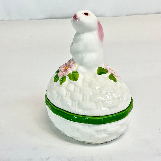 1980s Vintage Hollywood Regency Coastal Egg & Bunny Trinket Box - Easter For Sale - Image 4 of 12