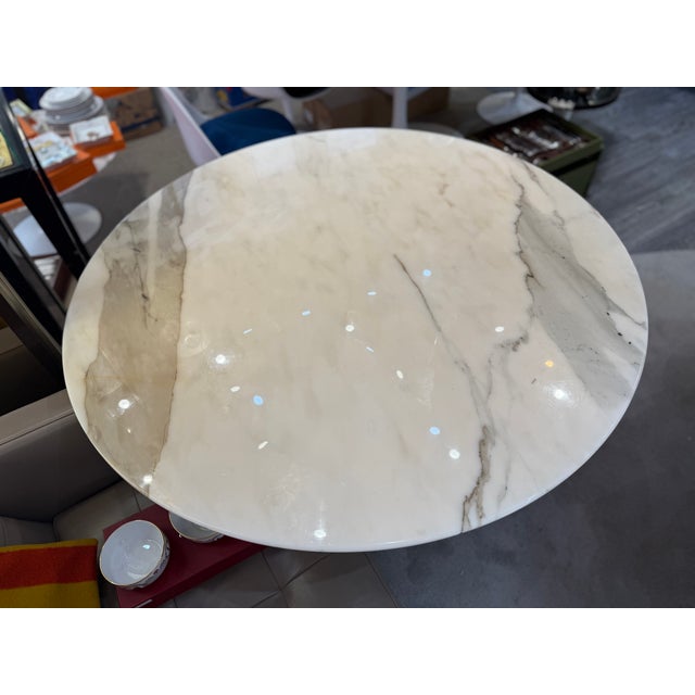 Eero Saarinen Round Calacatta Marble Dining Table with Tulip Pedestal Base by Eero Saarinen for Knoll Inc. / Knoll International, 2021 For Sale - Image 4 of 5
