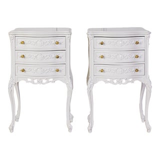 1970s Pair of Vintage French Provincial Nightstands Professionally Lacquered Off White For Sale