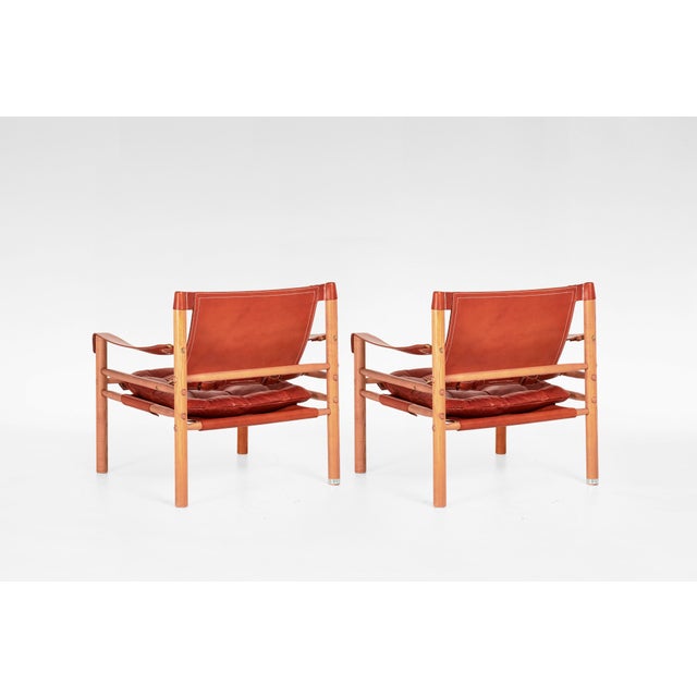 Arne Norell Vintage Scirocco Safari Lounge Chairs in Red Leather and Wood by Arne Norell for Arne Norell AB, 1960s, Set of 2 For Sale - Image 4 of 7