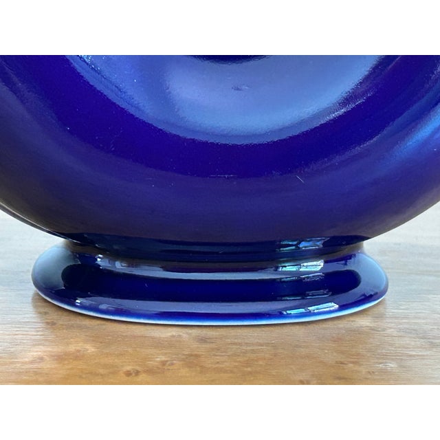 1950’s Hall China Company Made in the Usa Impeccable Iconic Vintage Cobalt Blue Doughnut Novelty Teapot For Sale - Image 9 of 18
