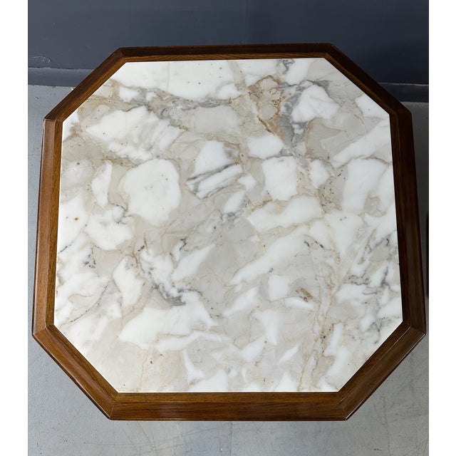 Stone 1960s Pair of Hollywood Regency Octagonal Calacatta Marble Side Tables W/Brass Accents For Sale - Image 7 of 9