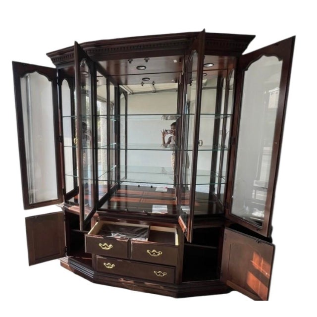 Chippendale 1990s Thomasville Collectors Cherry China Cabinet Breakfront Hutch Curio Chippendale For Sale - Image 3 of 13