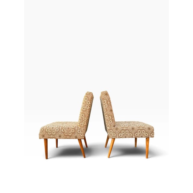 1970s Pair of Hungarian Mid-Century Slipper Chairs by Kocséri MGTSZ | Original Swirl Pattern Fabric | Tapered Legs | 1970s For Sale - Image 5 of 16