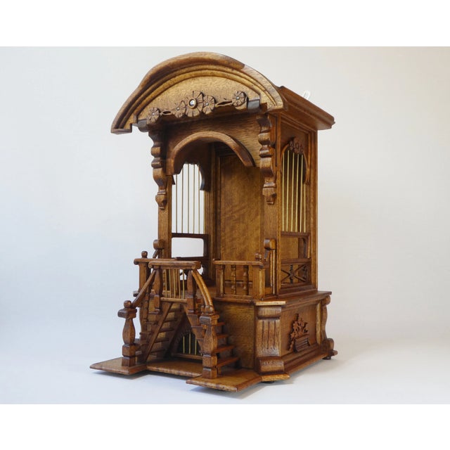 Carved Wood Display Cabinet, in Very Good conditions. Designed 1920 to 1949