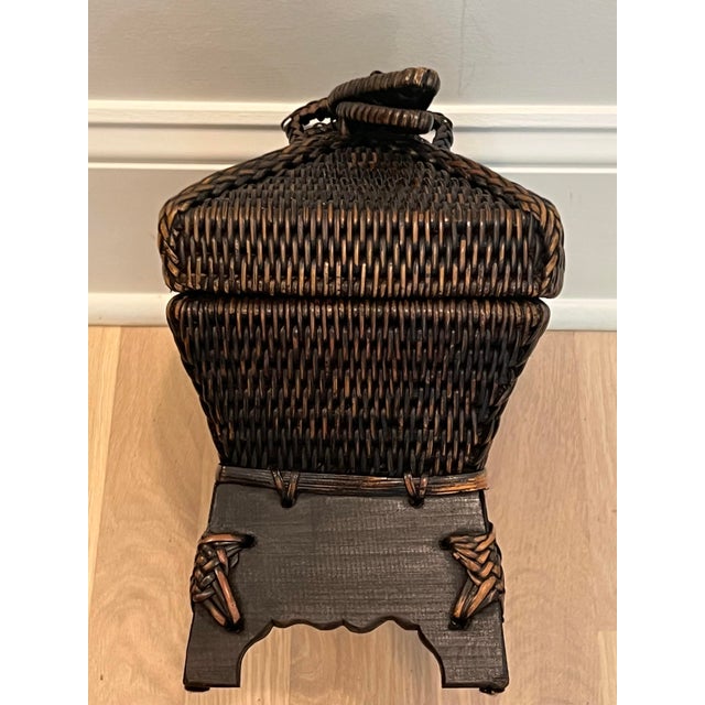 Late 20th Century Vintage Southeast Asian Wicker Box With Lizard Handle on Lid For Sale In New York - Image 6 of 12