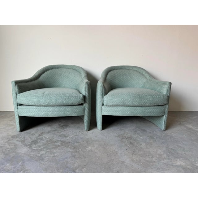 Elegant and inviting, this pair of 1980’s vintage barrel-back club chairs embodies the timeless comfort and clean lines of...