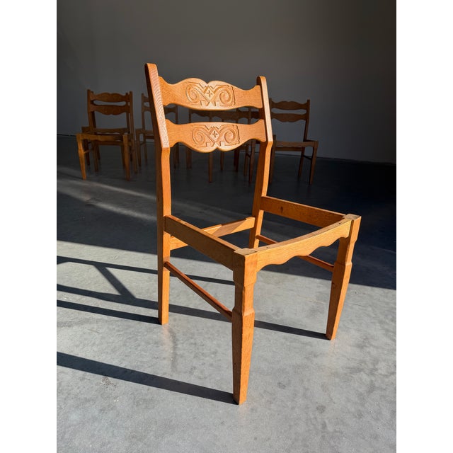 Tan Mid Century Henning Kjaernulf Attrb Danish Oak Dining Chairs, Set of 9 For Sale - Image 8 of 9