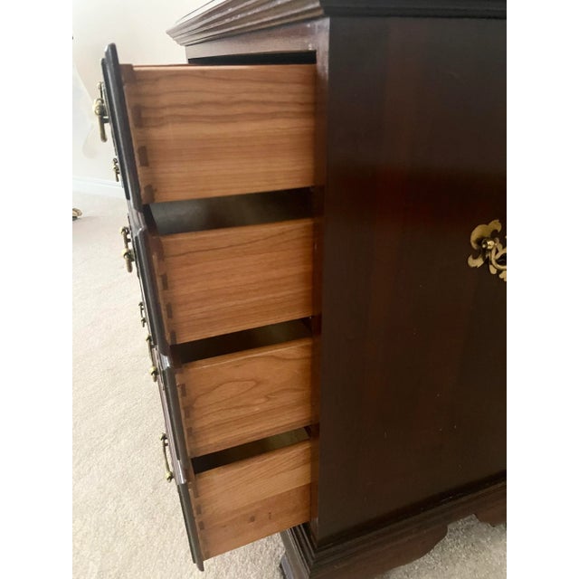 Ethan Allen Georgian Court Cherry Exquisite Pair of Bedside Chests Late 20th Century Excellent Condition For Sale In Denver - Image 6 of 10