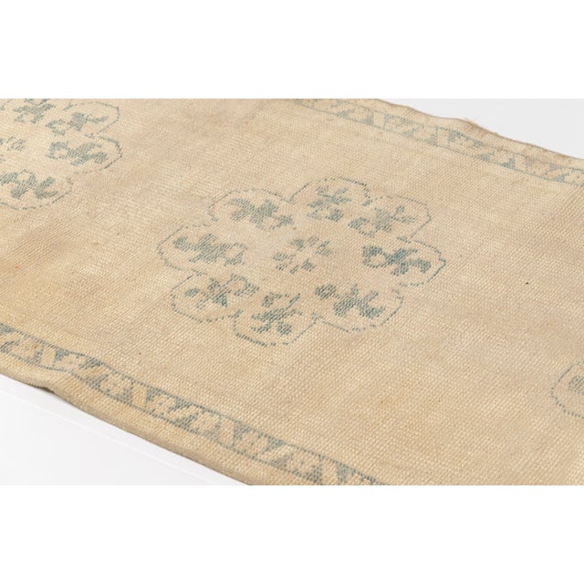 Textile Mid 20th Century Neutral Medallion Turkish Rug For Sale - Image 7 of 10