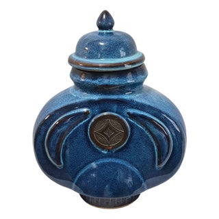 Asian Chinoiserie Blue Pottery Lidded Ginger Jar W/Medallion Center Decoration For Sale