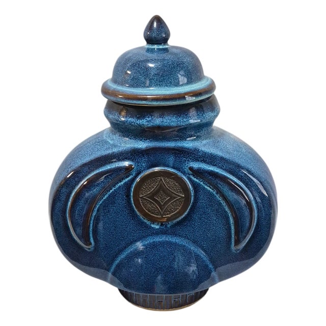 Asian Chinoiserie Blue Pottery Lidded Ginger Jar W/Medallion Center Decoration For Sale