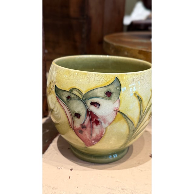 Vintage Moorcroft Arum Lily Wide Mouth Vase Yellow Green Art Pottery England 4½ Inch For Sale - Image 4 of 8