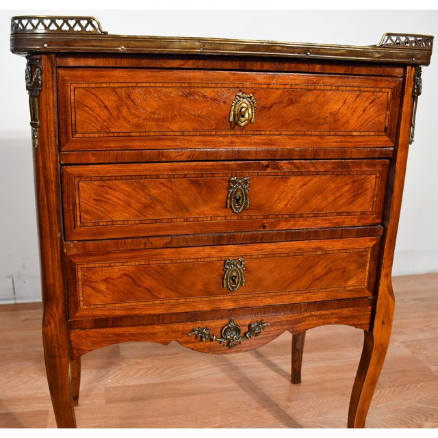 1900 French Louis XV Walnut Satinwood Marble Top Nightstand Bedside Table For Sale - Image 12 of 14