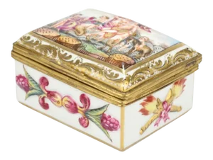 Antique Capodimonte Porcelain Table Snuff or Dresser Box