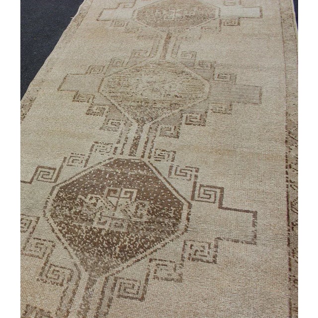 Mid 20th Century Vintage Hand Knotted Turkish Oushak Runner With Geometric Design in Ivory, L.Brown and Taupe For Sale - Image 5 of 13