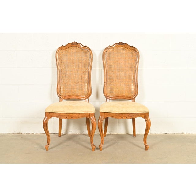 A gorgeous pair of French Provincial Louis XV style side chairs or dining chairs By Thomasville USA, Circa 1960s Sculpted...