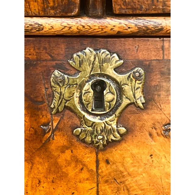 Wood Queen Anne Period Chest of Drawers of Walnut and Oak From England, Circa 1710 For Sale - Image 7 of 12