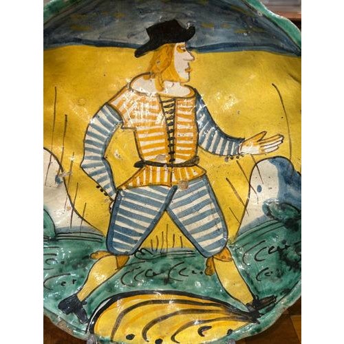 Magnificent dish from the full 17th century in majolica from Montelupo Fiorentino, of the decorative typology commonly...