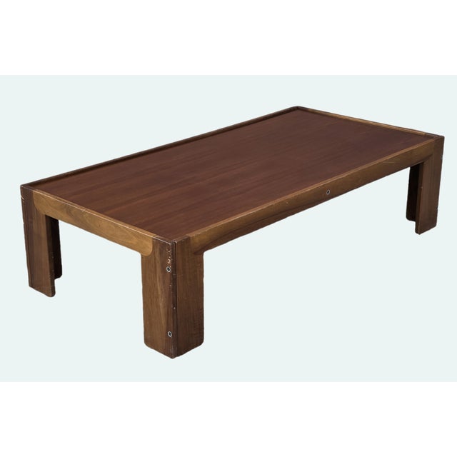 An elegant coffee table produced by Cassina, designed by Afra and Tobia Scarpa, dating back to the 1960s and 1970s....