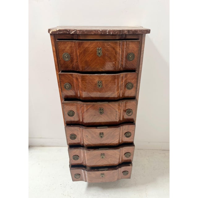 20th Century Transition Chest of Drawers in Elm and Amaranth Veneer For Sale - Image 6 of 17
