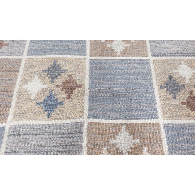 This vintage Swedish flat-woven rug, designed by Rakel Carlander in the 1950s, exemplifies the harmonious blend of...