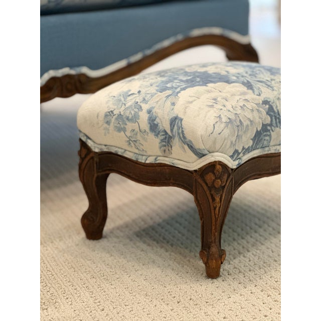 Wood French Louis XV Style Settee & Stool – Newly Restored – Schumacher/Waverly Linen For Sale - Image 7 of 12