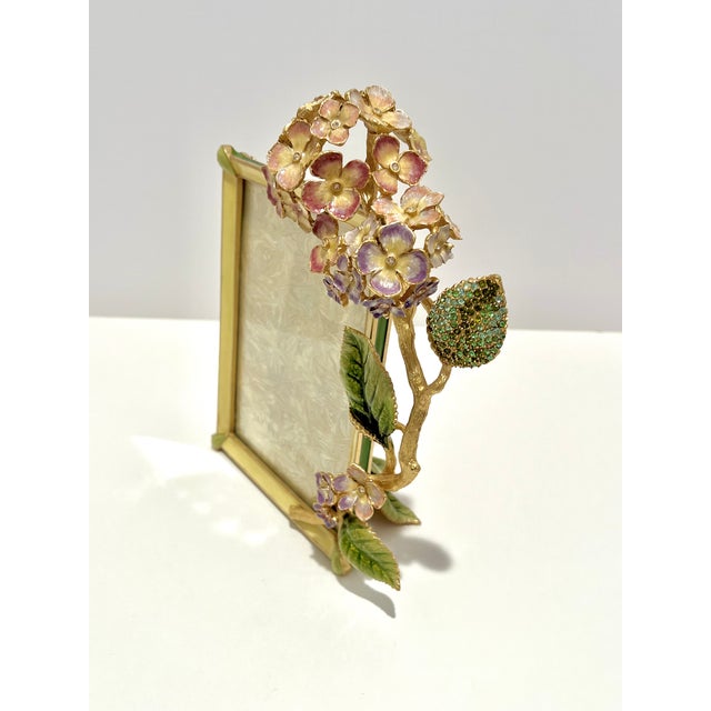 Traditional Jay Strongwater Gail Hydrangea 5x7 Picture Frame Enamel Swarovski Crystal 18k Gold Pewter For Sale - Image 3 of 8
