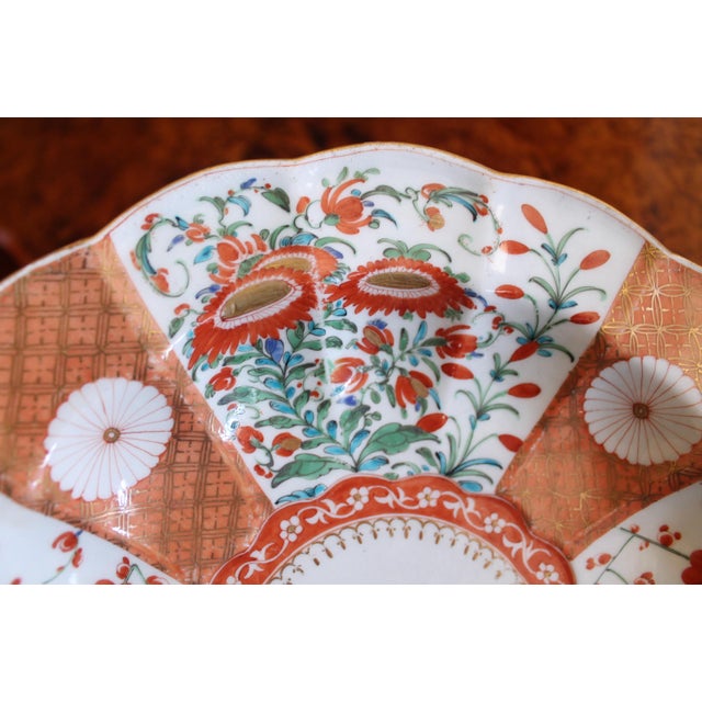 English Worcester 'Old Scarlet Japan' Pattern Scalloped Edge Dish, 18th Century For Sale - Image 9 of 12