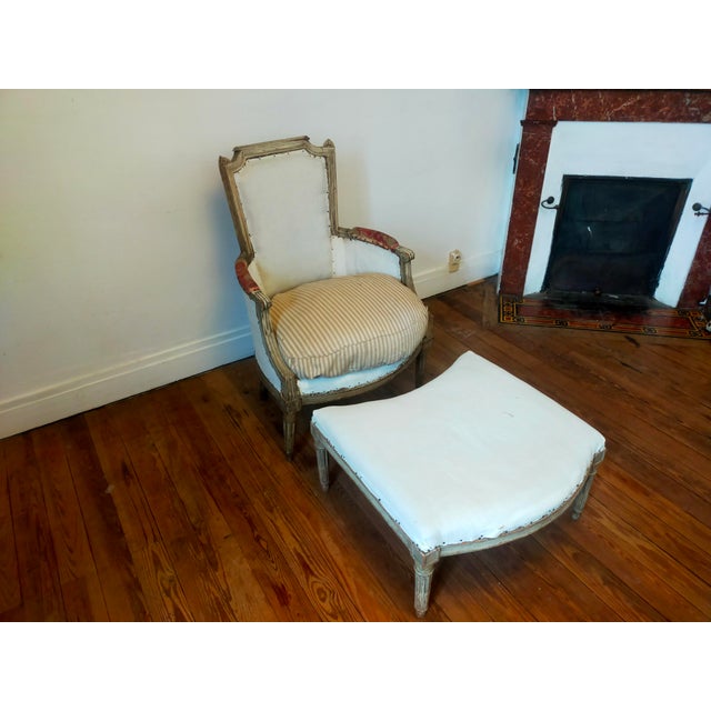 Armchair and stools from the 18th century, designed during the reign of king louis xvi. Original white lacquer. Stool...