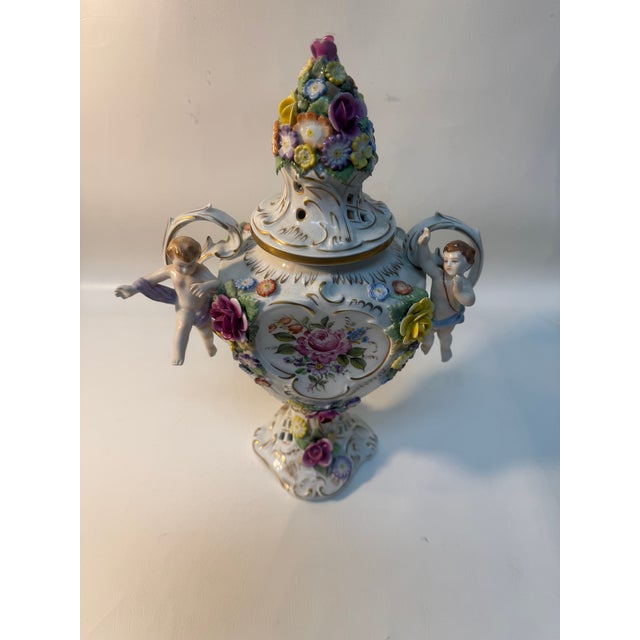 Porcelain Lidded Vase with Putti from Porzellanmanufaktur Plaue, 1970s For Sale - Image 4 of 10