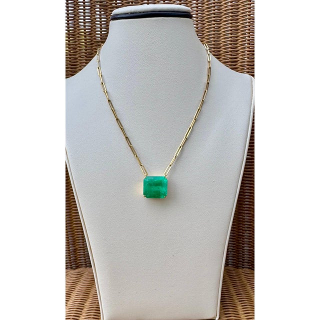 Vintage GIA Certified 20 Ct Emerald cut Colombian Emerald Necklace 18 Kt Y Gold For Sale - Image 9 of 18