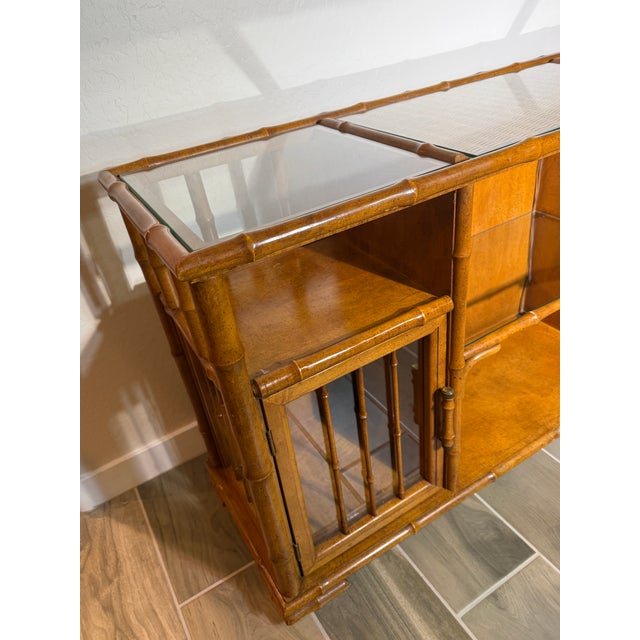 American of Martinsville Vintage Bamboo and Glass Lighted Console Cabinet Palm Beach Regency, Bar/ Entertainment Console For Sale - Image 4 of 12