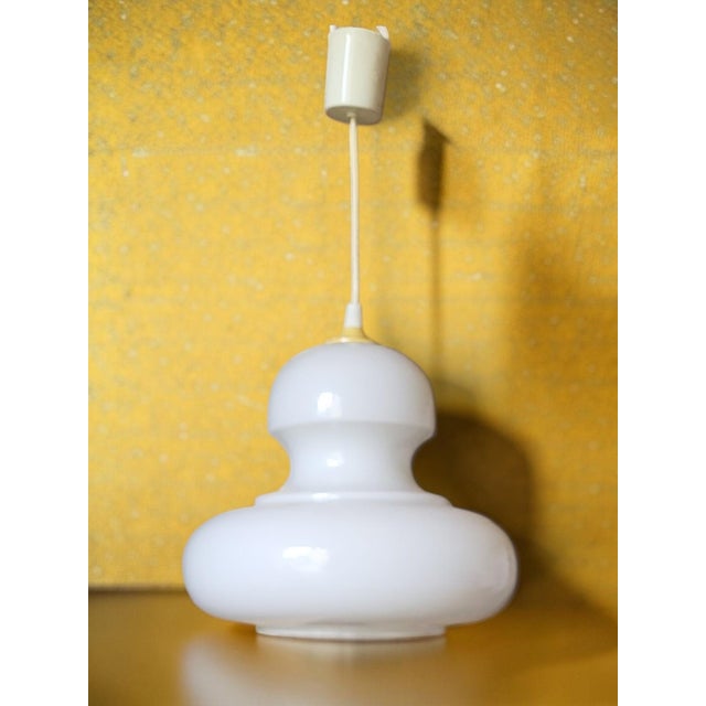 Opaline glass pendant light, 1970s Height 58 cm (can be raised to 60 cm or lowered) Maximum diameter 32 cm In good...