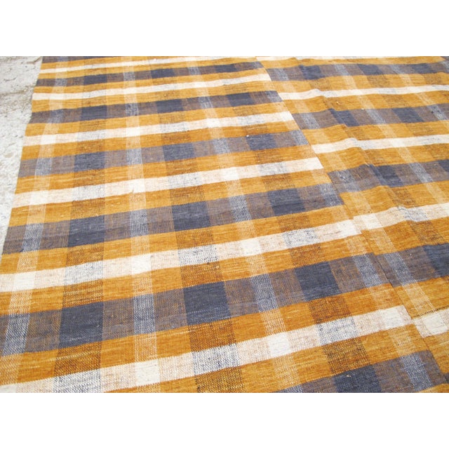 Galerie Shabab Collection Mid-20th Century Turkish Flatweave Kilim Carpet For Sale In New York - Image 6 of 12