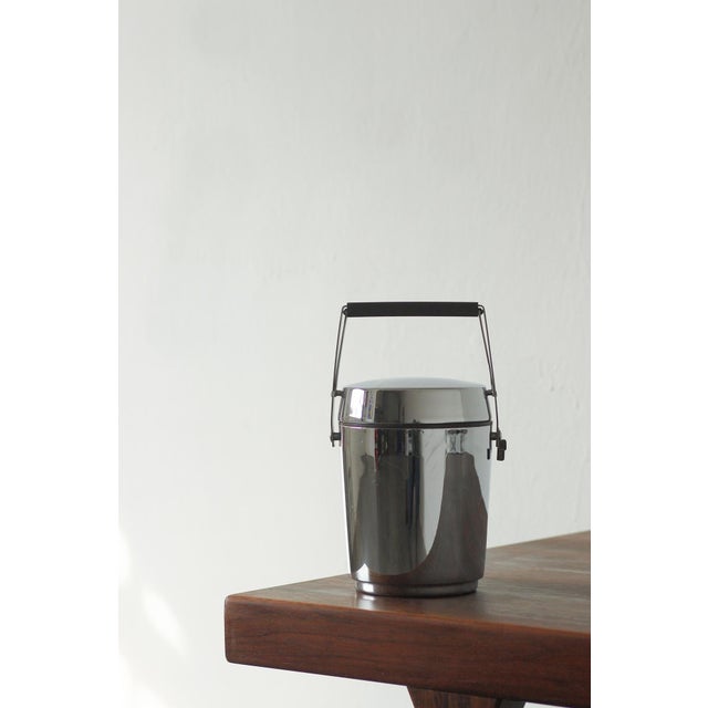 A classic ice container. It is made of stainless steel. Inside there is a glass insert and a removable plastic insert....