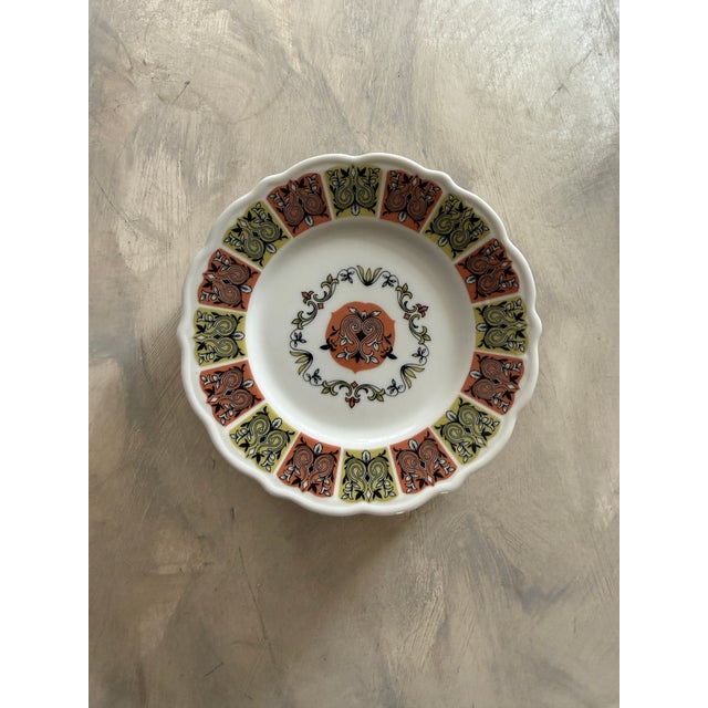 Vintage Mid Century Modern Syracuse China Persian Pattern Plates – 6.25 Inches – American Restaurant Ware - Set of Five For Sale - Image 10 of 10