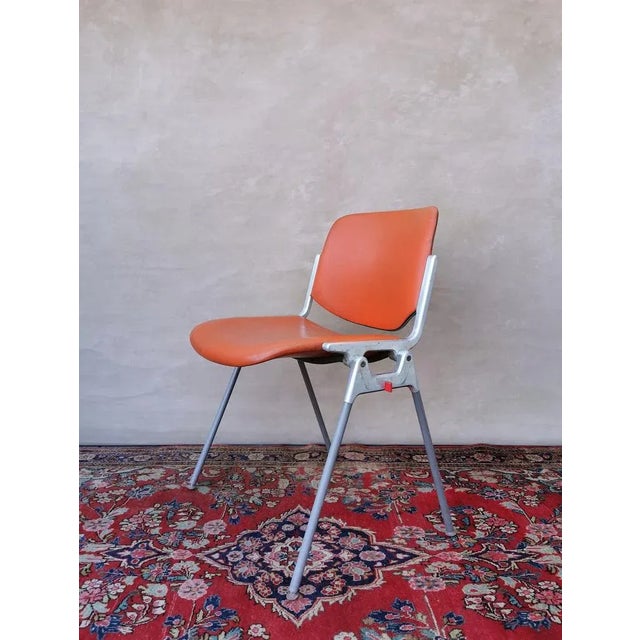 This chair by JEC Castelli dates from the 1970s and was designed by Giancarlo Piretti. The upholstered seat / backrest is...