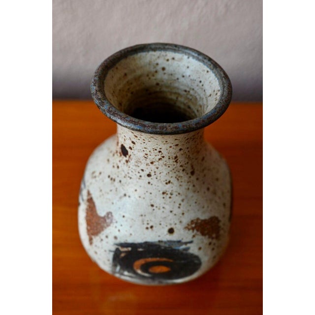 Beige Scandinavian Brutalist Danish Vase by Henning Rasmussen for Ting Keramik, 1970s For Sale - Image 8 of 10