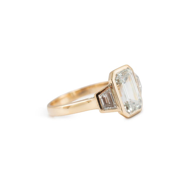 Modern 14k Yellow Gold 3.49ctw Emerald Trapezoid Lab Grown Diamond Engagement Ring, Size 8 For Sale - Image 3 of 10