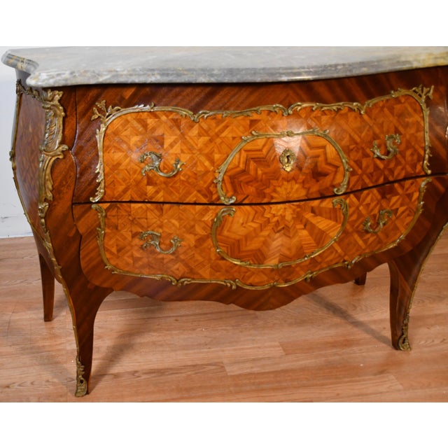 We are pleased to offer this beautiful French Louis XV commode, from the 1930. This commode is made of Walnut wood,...