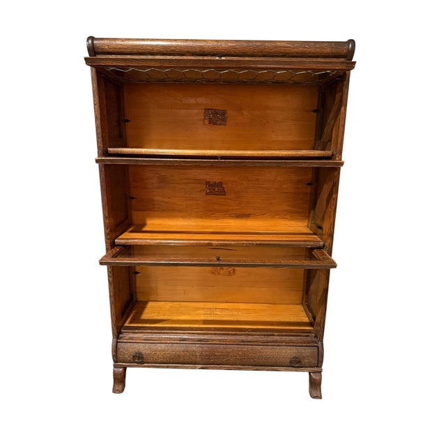 Antique Library Bookcase Lundstrom Chippendale Leaded Glass 3-Tier Sectional Barrister Bookcase - Quarter-Sawn Oak For Sale - Image 6 of 17