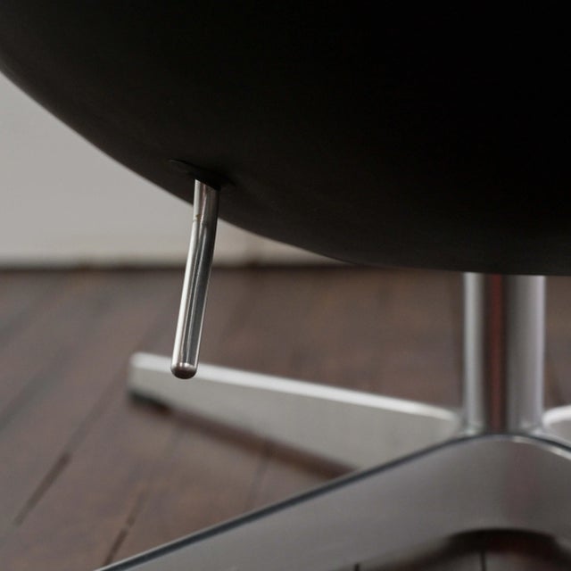 Set of Egg Chair and Ottoman in Aniline Leather with Polished Aluminium Base by Arne Jacobsen for Fritz Hansen, 2005 For Sale - Image 12 of 18